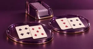 Kaksi baccarat-kättä kiiltävillä violeteilla lasialustoilla ja korttikenkä havainnollistavat pelaajan ja pankin korttien vertailua.
